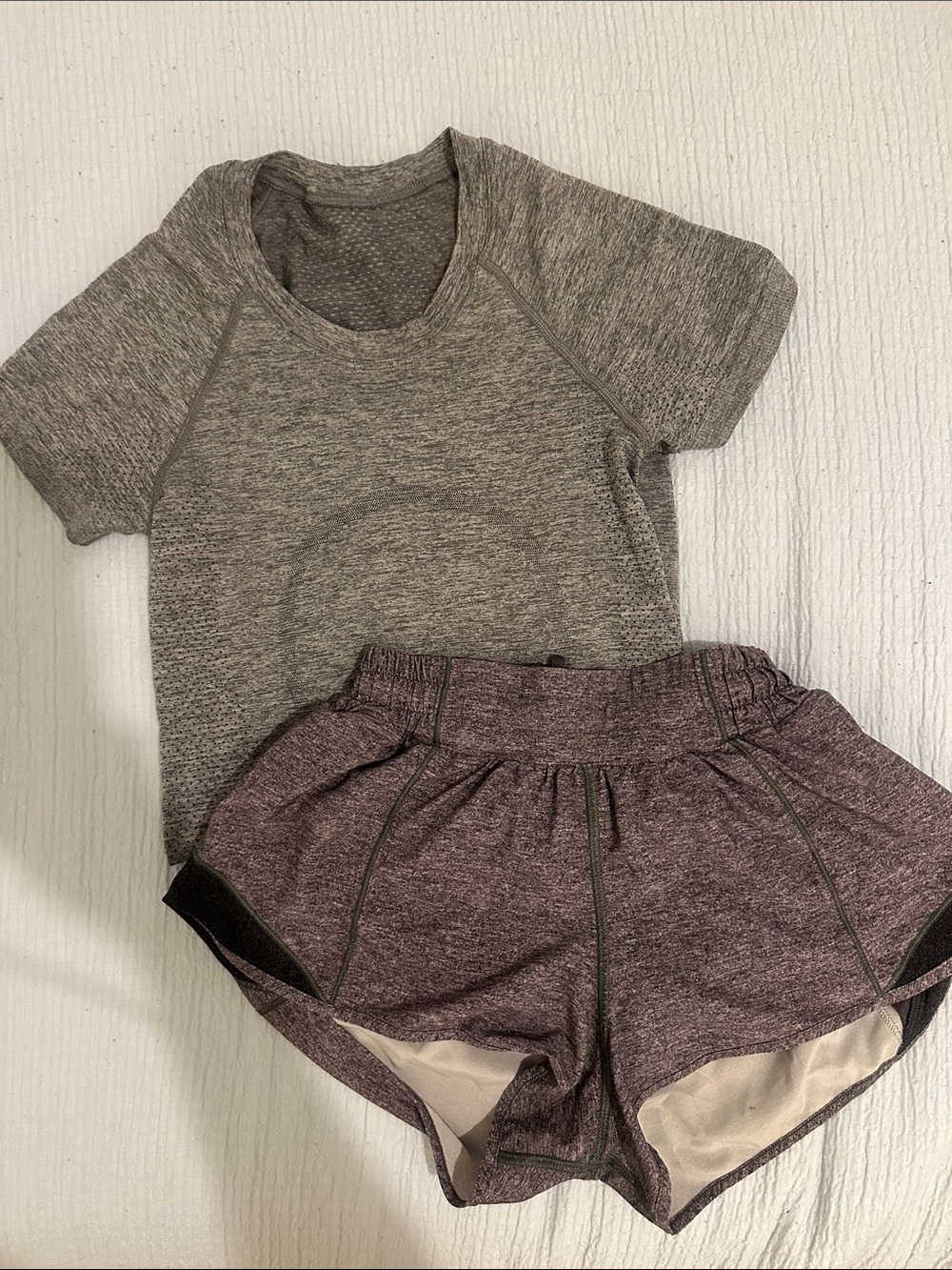 Heather gray Lululemon swiftly tech and hottie hots
